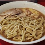 ラーメン ヨシトミ - 極太平打ちストレート気味のワイルド麺