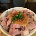 Niboshi Icchokusen - 焼豚丼って、どこも少なめなのが定番ですが。。ｺﾁﾗのは"美味豚どっさり"で、微妙な風味や歯応えの違いを楽しめるﾉﾃﾞｽ♡