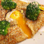 カフェ エ バール ドゥー - 半熟卵を割った写真はお約束。とろ～り♪