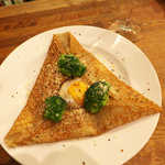 カフェ エ バール ドゥー - とろ～り玉子とチーズ・きのこのガレット（￥997）