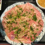 Tan Shari Yakiniku Tantatan - ど～ん。大皿に広がる牛タンが美しすぎる。牛タン切り落としミックスセット 税込1430円