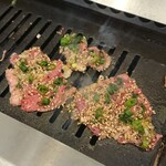 タン・シャリ・焼肉 たんたたん - じゅーじゅー。牛タン切り落としミックスセット 税込1430円