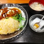 Chuukaryouri Kaen - 豚の角煮あんかけチャーハンのセットを頼みました。右上は卵スープ、右下はデザートの杏仁豆腐で、メインと一緒についてきます。