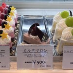 229463779 - ショーケースのケーキたち