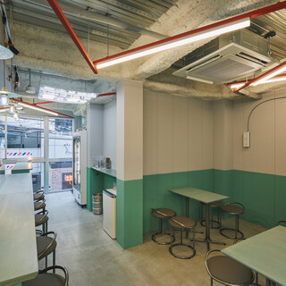 グリーンと朱色をあしらったお洒落なネオ酒場◆様々なシーンに◎