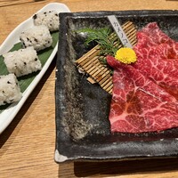 和牛 まつした 本通り店 - カメノコを軽く炙って、黄身に潜らせてトリュフおにぎりに巻いて頂く。