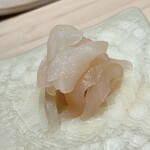Ginza Sushi Nakahisa - 皮剥の昆布〆。短冊状に削ぎ切りし盛り付けます