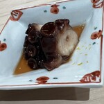 Ginza Sushi Nakahisa - 噛むと細い肉繊維に崩壊。内側から煮汁の旨味と蛸の地味が迸ります。煮蛸を提供するお店は数あれど、奈可久さんの桜煮が一番（＾◇＾）