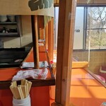 昭和軒手打中華 - 店内はカウンター8席のみ！パーテーションが有ります！