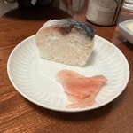にしきの千松 - 追加で、鯖寿司をお願いしました。鯖の身がレアに近く、お酢はあまり強くなく、お米の食感も楽しめる・・・まあ、大満足な鯖寿司でした。