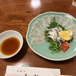 にしきの千松 - てっさ。ふぐの刺身と、真ん中に皮を湯引きしたもの。食感が楽しい。