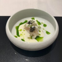 レーヌ デ プレ - ホタテ、キャビア、ヨーグルトとディルのソース