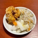 香福味坊 - 前菜も（やしナムル、大根のピクルス、魚のすり身唐揚げ）