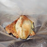 石窯パン工房 ぴーぷる 本店 - 餃子のパン