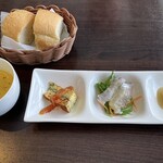 Bistro RIKYU - プレートランチ（副菜3種とスープ、フォカッチャ）