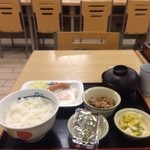 松屋 - 今朝も、松屋のソーセージエッグ定食＋牛皿小鉢
            380円 ご馳走さま