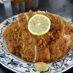 コージヤ - チキンカツ　下にはトマトとせん切りキャベツが、隠れてます
      