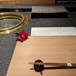 日本焼肉はせ川 別亭 - 来店時のメニューなど(お花はサザンカ)