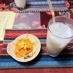 レストラン ナマステ インド・ネパール料理 - セットサラダとラッシー