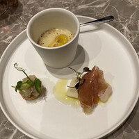 KOMORO HONJIN OMOYA - 洋ナシとハモンセラーノ、ホタテのタルタルなど