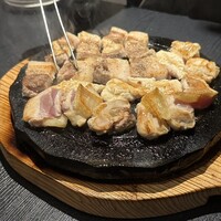 銀座あまくさ 名古屋金山 - 溶岩焼(豚盛り合わせ660円、鶏盛り合わせ980円)