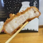 とんかつ 栄ちゃん - 熱々の右端。痺れる最高の美味しさ