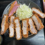 とんかつ 栄ちゃん - 上からアフター。隠せない美味しいオーラ