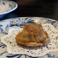 開化亭 - 雲丹と帆立の揚げ餃子　バターソースが練り込んであります。雲丹と帆立の複合的な旨みと熱々のバターソースが秀逸