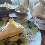 Cafe'会英楼 - 器の手前にハチミツがいるのもいい