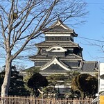 Matsumoto Me-Yau Shindaimae Ten - 【2023年12月】通りから松本城が見えました。