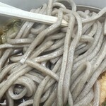 Ogu soba - 麺は太めで水分量少なめゴワっとした食感です。