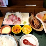 魚がし食堂 - 本日のおすすめ「お刺身とカキフライ定食(1,300円)」