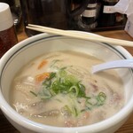 老虎苑 - 汁（大）は、どんぶり鉢にレンゲが付いてきます。