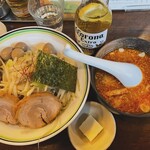 ラハメン ヤマン - フツカラを焼豚、うずら味玉、コーン、にんにく、バターのマイオールスタートッピングで(^｡^)