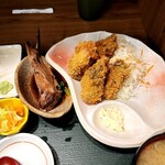 魚がし食堂 - 本日のおすすめ「お刺身とカキフライ定食(1,300円)」