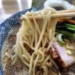 らーめん森や。 - カリフリ背脂と煮干しの三ツ星醤油らーめん、麺リフトアップ
