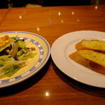 Maiami Gaden - 200円と言えどもやや貧弱な印象を受けたガーリックトースト。セットはsaladをチョイス