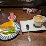 コーヒー屋 鄙 - カプチーノとチーズケーキ