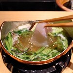 日本料理 柳燕 - 芹と根芹をお出汁に入れた後、クエをしゃぶしゃぶ