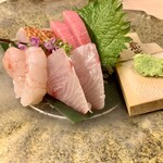 赤坂 鮨 ふくなが - 金目鯛、大間中トロ、昆布締め甘エビ、縞鯵・擦りたての山葵も嬉しい。中トロは口の中でとろけ、昆布締めの甘エビは濃厚な甘味に昆布の旨味が凝縮して美味。厚みのある縞鯵、金目鯛も繊細で素晴らしい