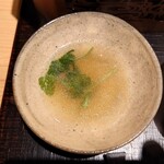 日本料理 柳燕 - クエの出汁に蕪などの根菜を入れたコンソメ