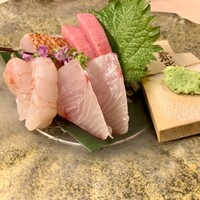 赤坂 鮨 ふくなが - 金目鯛、大間中トロ、昆布締め甘エビ、縞鯵・擦りたての山葵も嬉しい。中トロは口の中でとろけ、昆布締めの甘エビは濃厚な甘味に昆布の旨味が凝縮して美味。厚みのある縞鯵、金目鯛も繊細で素晴らしい