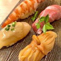 赤坂 鮨 ふくなが - 車海老、大間の中トロ、赤貝、皮剥肝乗せ・大間の中トロは流石の逸品。鮪の旨味と風味、脂の甘さが絶妙。赤貝も新鮮そのもの。皮剥には肝が外せない。車海老の茹で方も完璧。