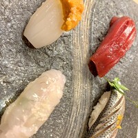 赤坂 鮨 ふくなが - スルメイカ雲丹、戸井鮪赤身、コハダ、ヒラメ縁側・戸井産の鮪は鮪の濃厚な旨味と独特の香りが素晴らしい。シャッキリ炊いたほんのり暖かいシャリにマッチして極上の鮨となる。コハダも程よい締め具合。