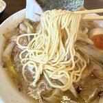 椿ラーメンショップ - 焦がしネギ肉ラーメンの中細ストレート麺