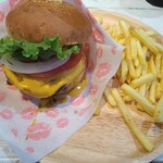 TEDDY'S Bigger Burgers - チェダーチーズプレミアムバーガー