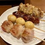 Sumibiyaki Tori Tori Iro - トマト肉巻き串、うずら串、モツ串、鶏皮串