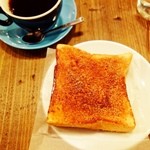 LUG - ホットコーヒーとシナモントースト