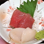 サクラ - 主菜のマグロと帆立の刺身(新鮮で美味しい)