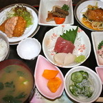 サクラ - おまかせランチ 1000円   主菜が3品ありました。